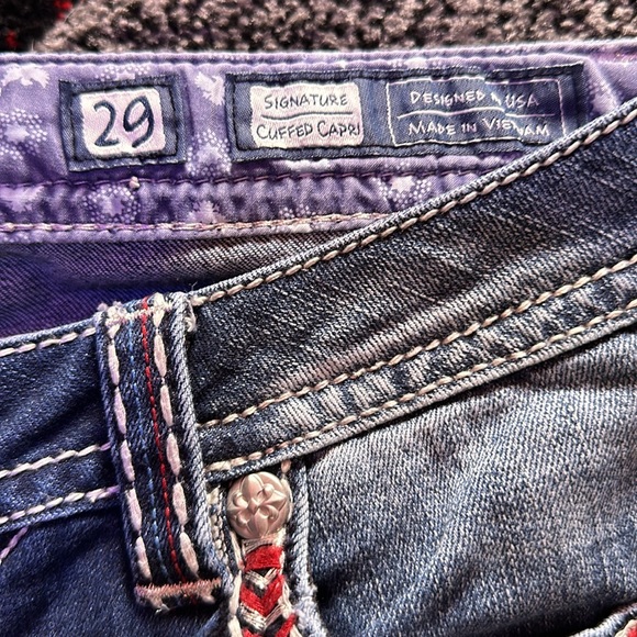 Ladies Miss Me Signature Cuffed Capri - Picture 4 of 8